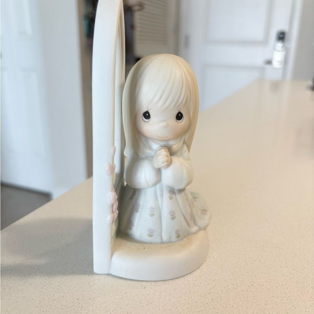 1983 Precious Moments porcelain figurine. Worship the lord.